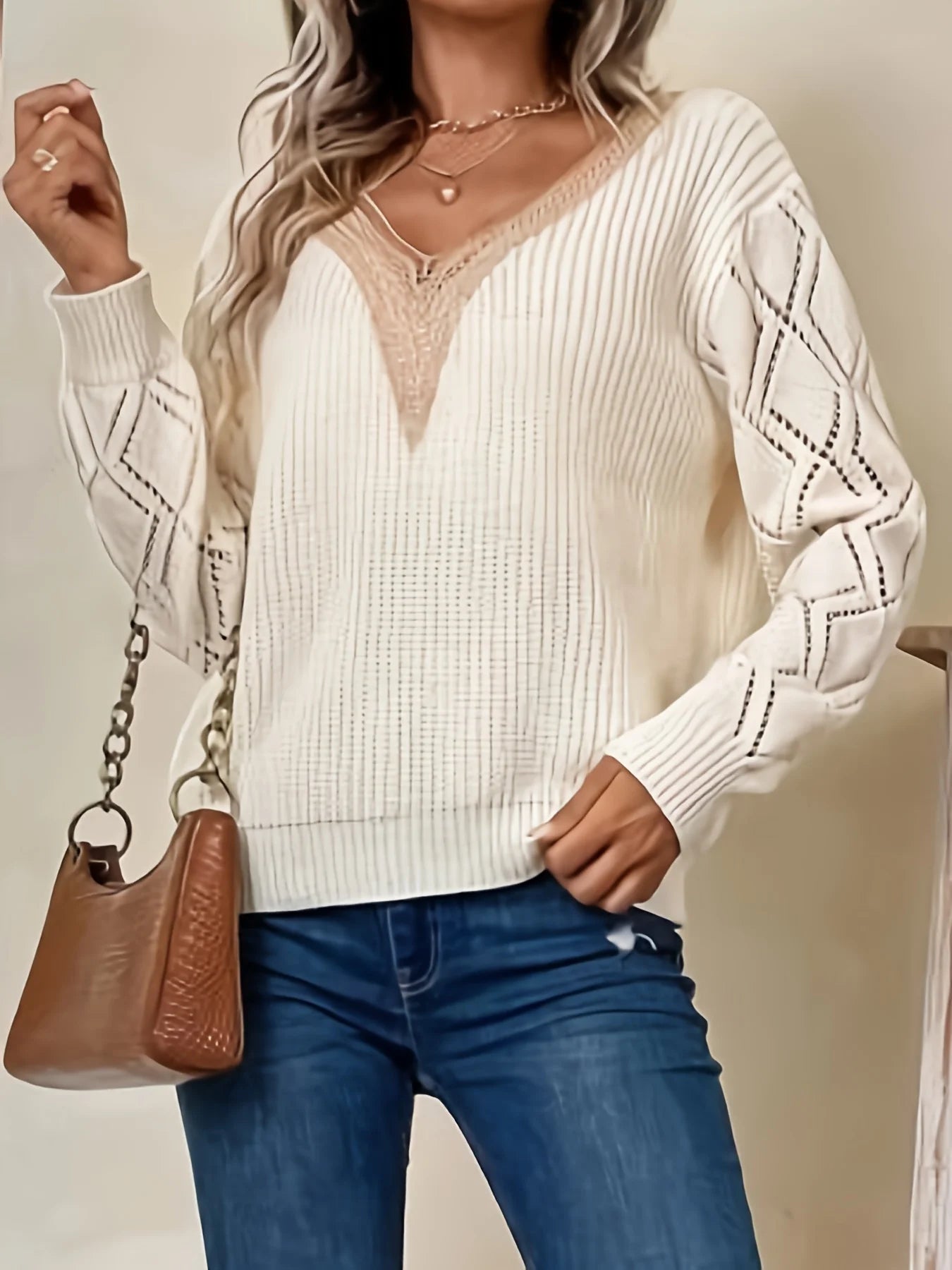 Suéter Feminino com Decote V e Detalhes Vazados