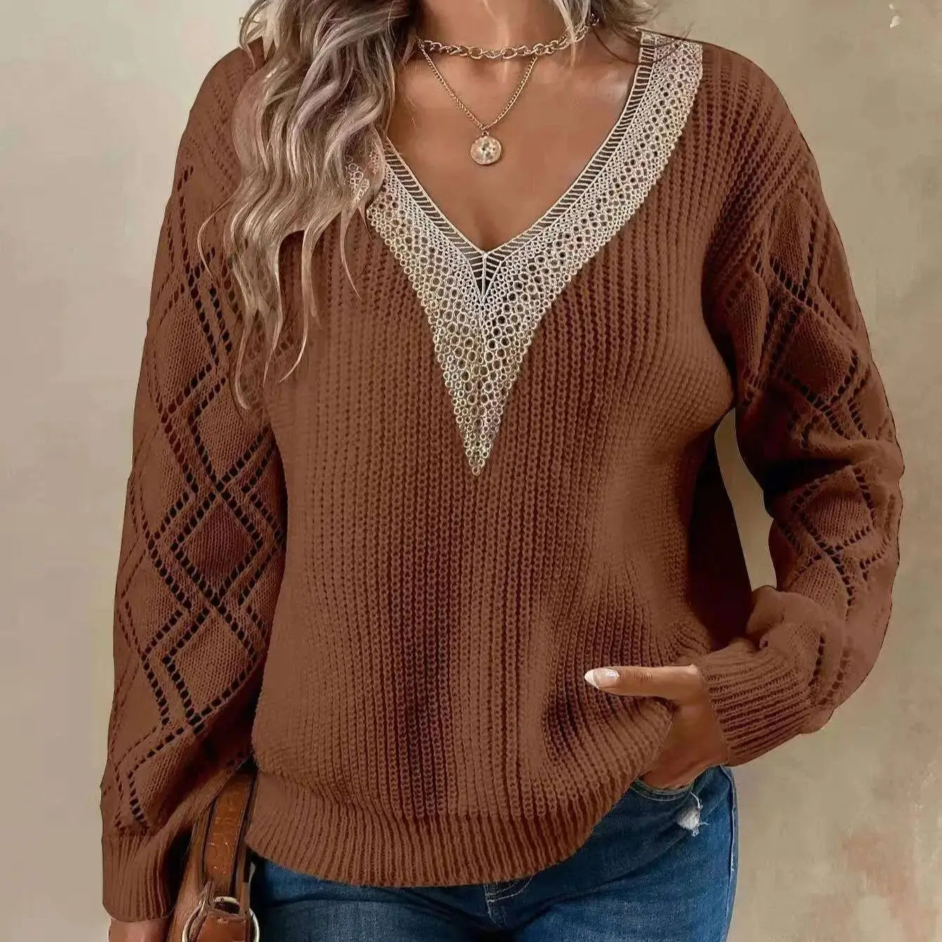 Suéter Feminino com Decote V e Detalhes Vazados