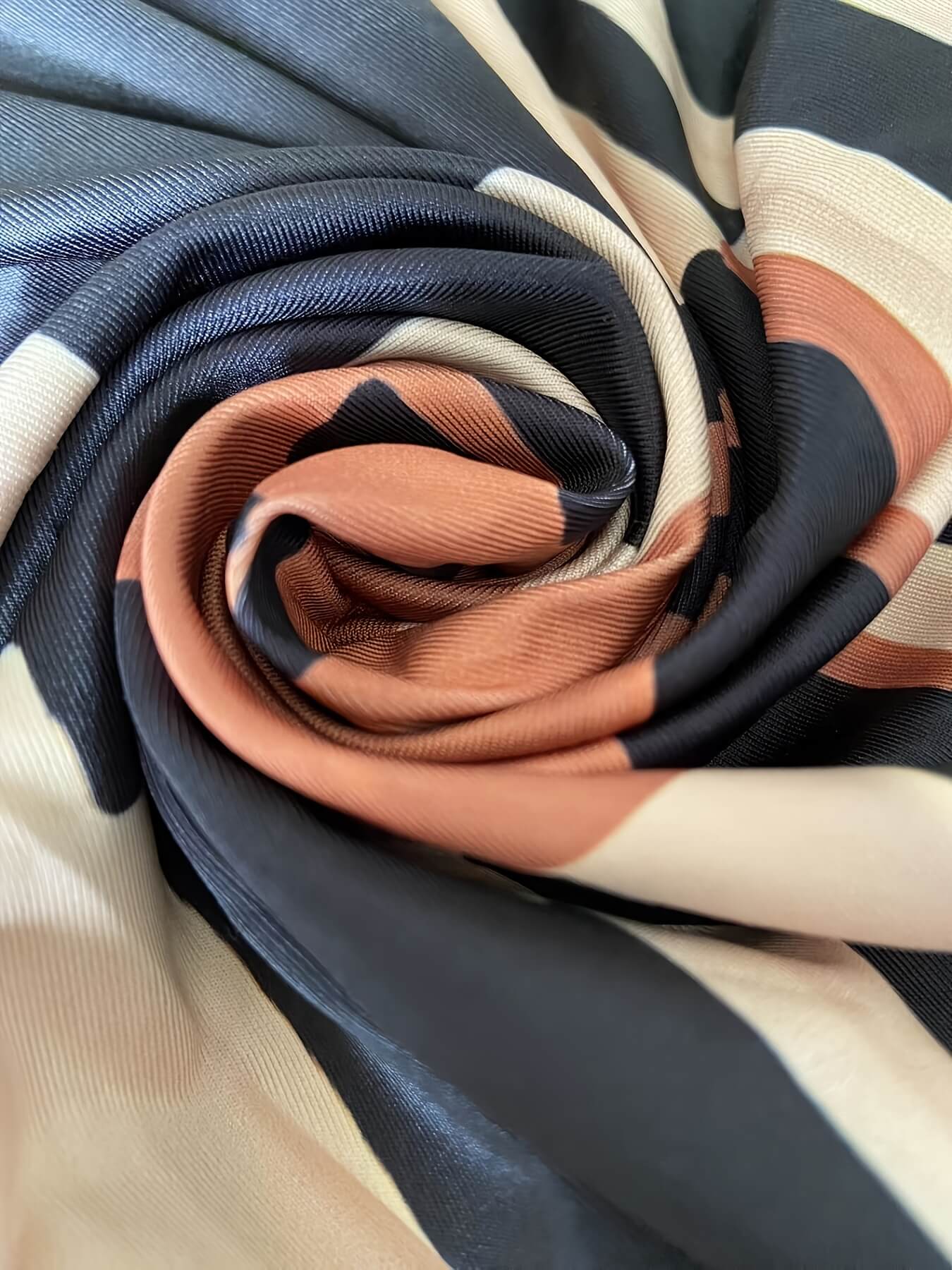 Vestido Feminino Estampado com Fenda e Decote V