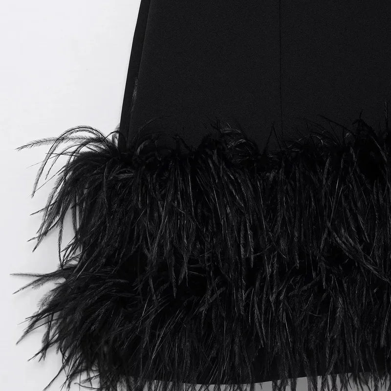 Vestido Preto Elegante com Penas