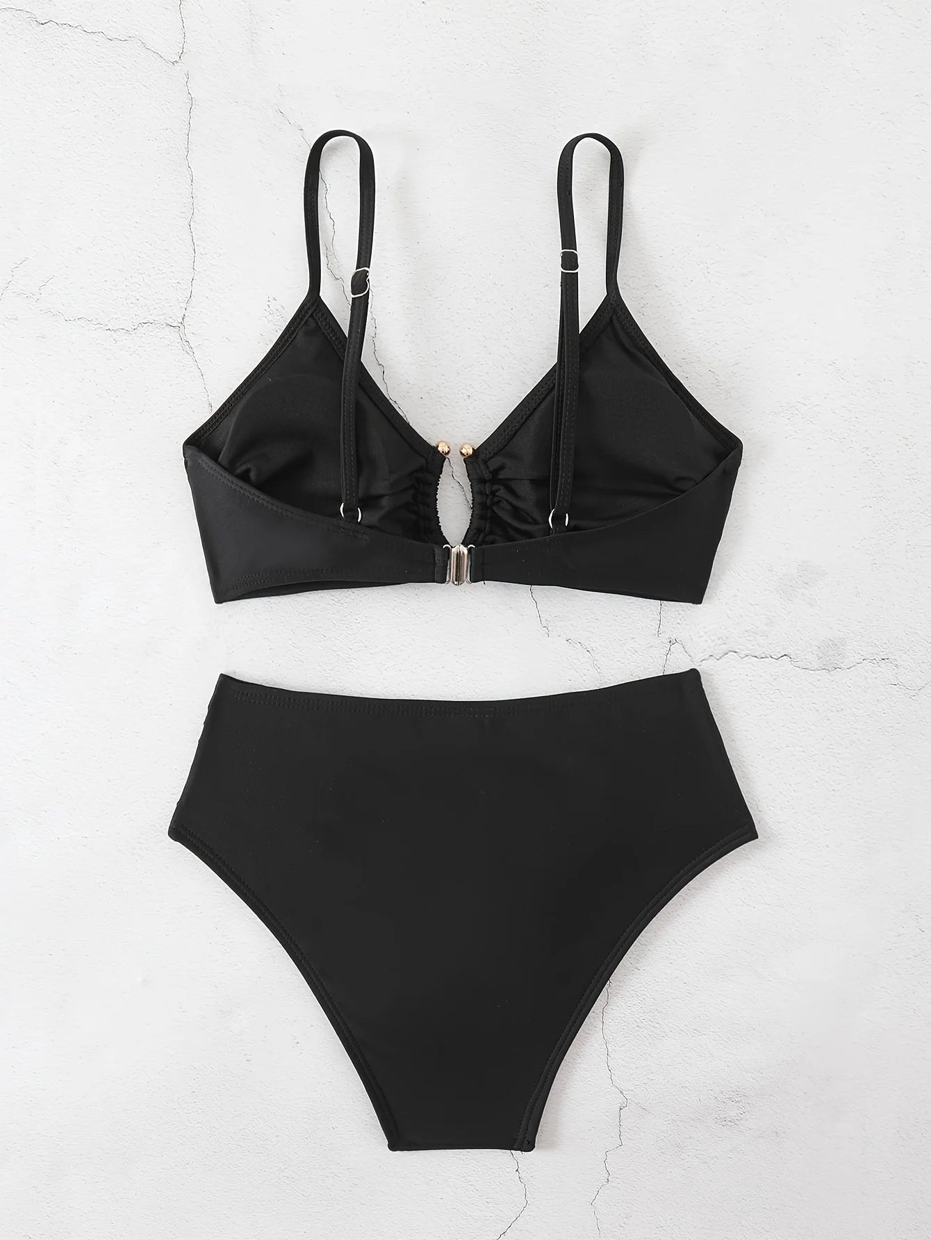 Biquíni Elegante com Detalhes Dourados