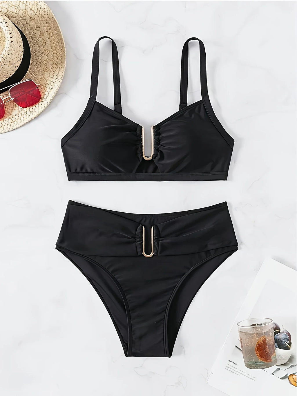Biquíni Feminino com Decote e Detalhes Metálicos