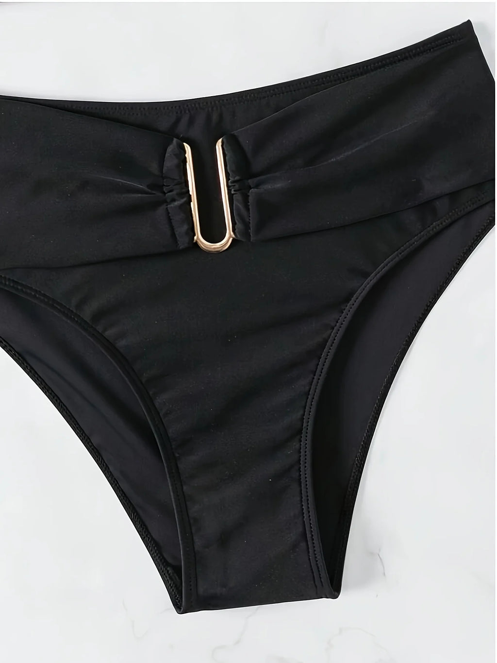 Biquíni Feminino com Decote e Detalhes Metálicos