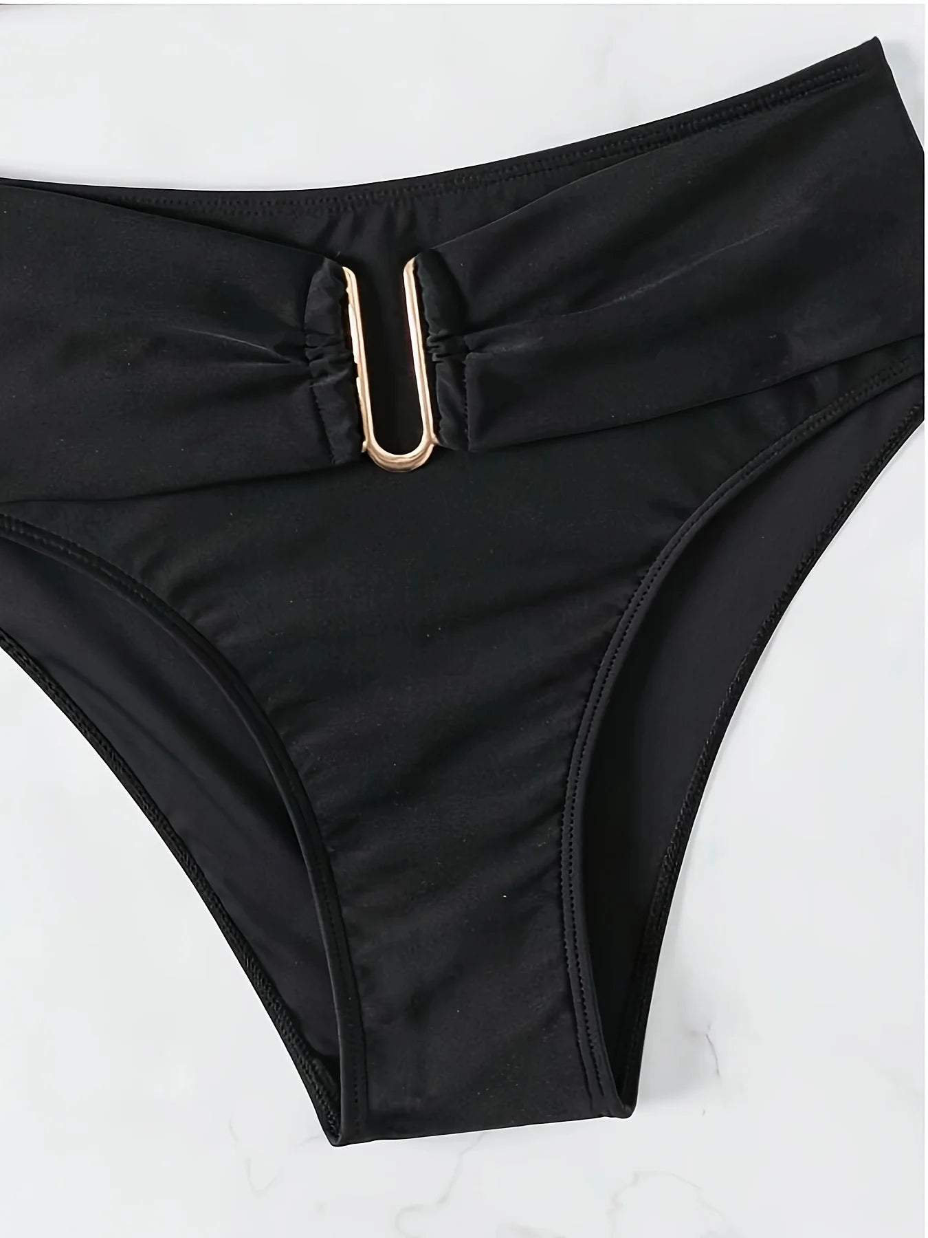 Biquíni Feminino com Decote e Detalhes Metálicos