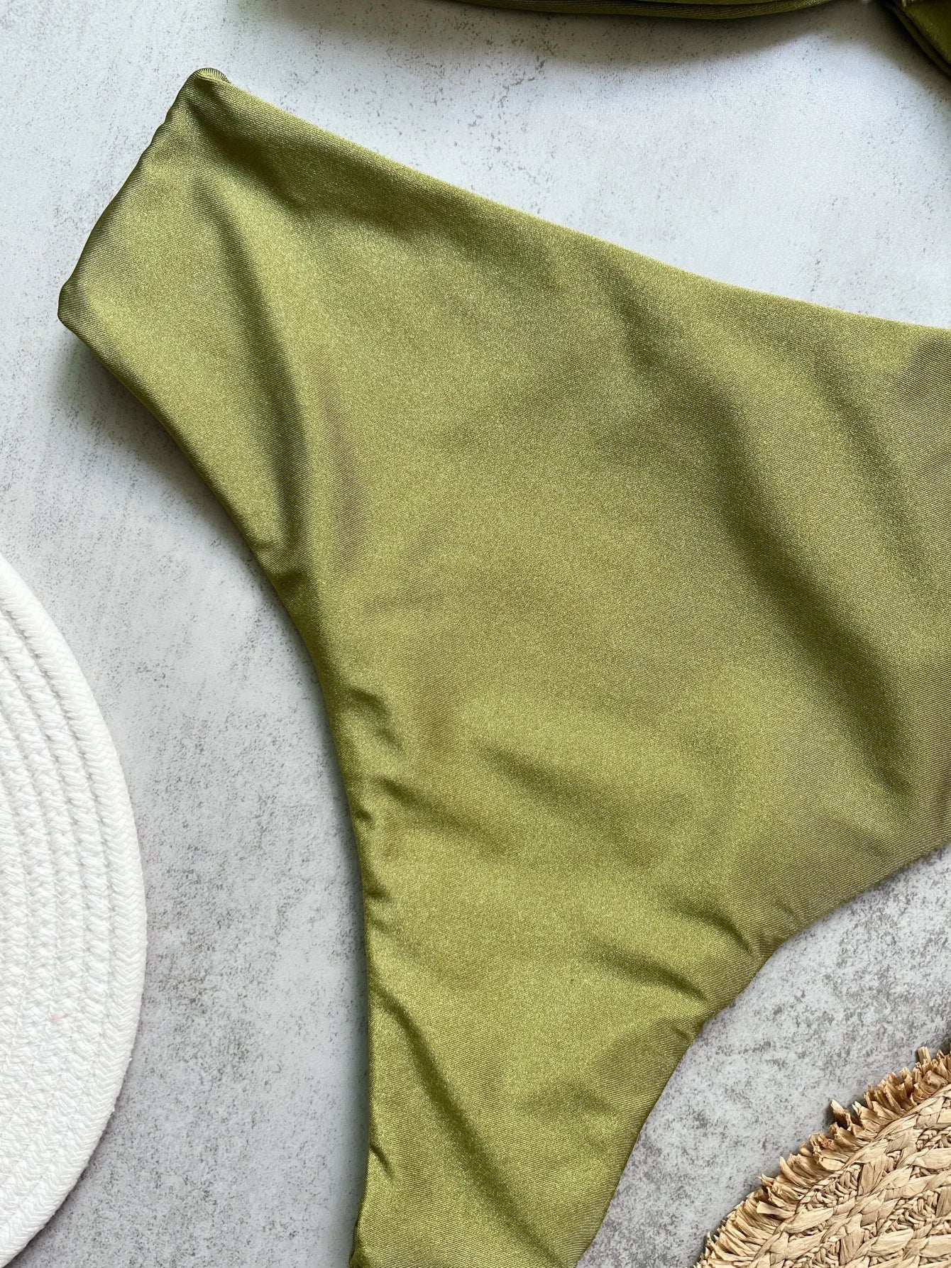 Biquíni com Detalhe em Metal com Alça