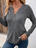 Blusa Canelada com Decote V e Botões Elegantes