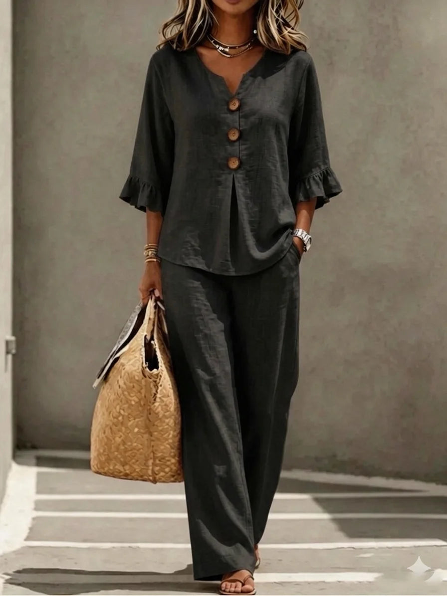 Blusa bege com decote V e mangas 3/4 com babados