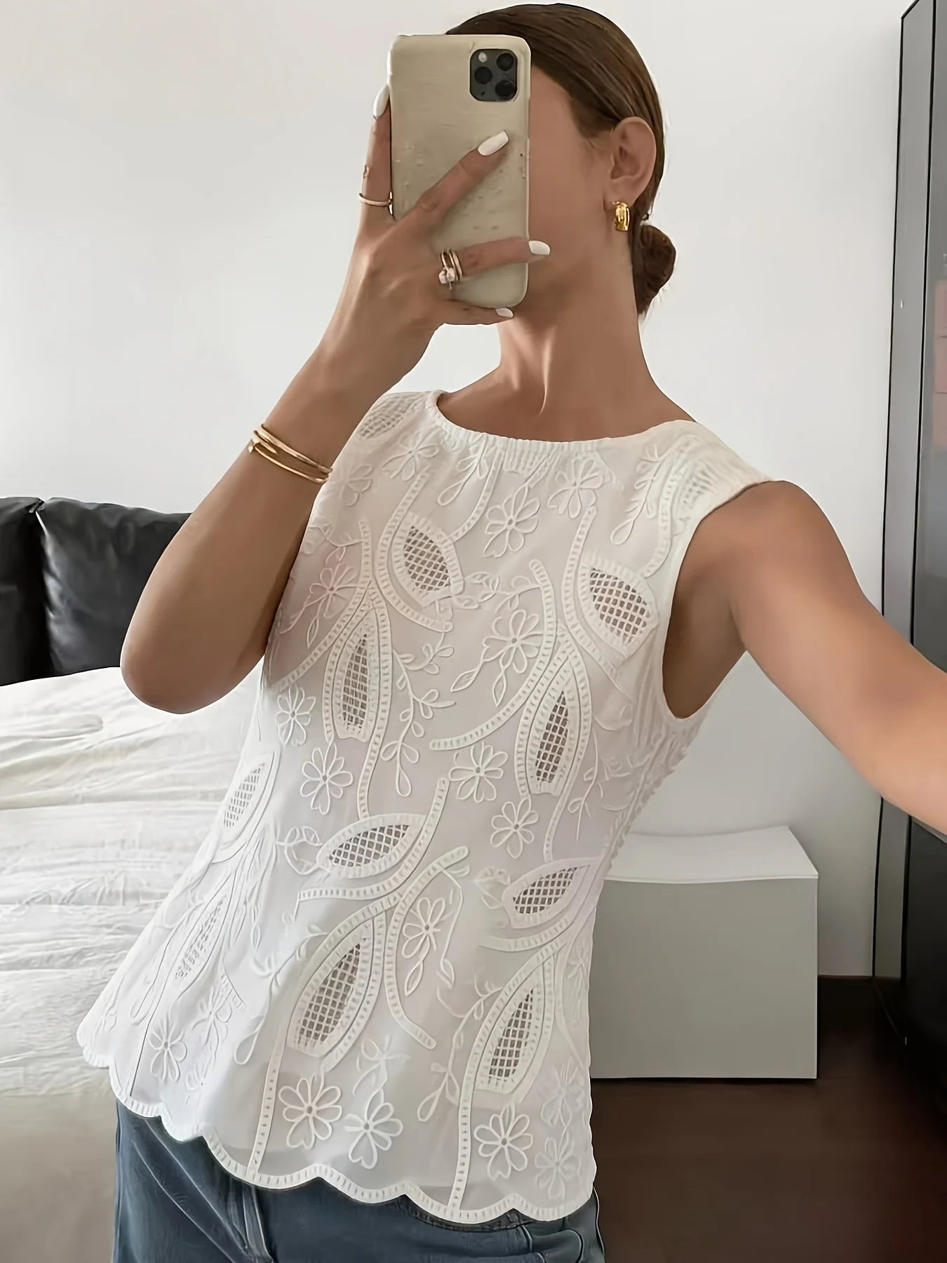 Blusa branca feminina com detalhes florais