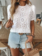 Blusa feminina branca de algodão com detalhe floral