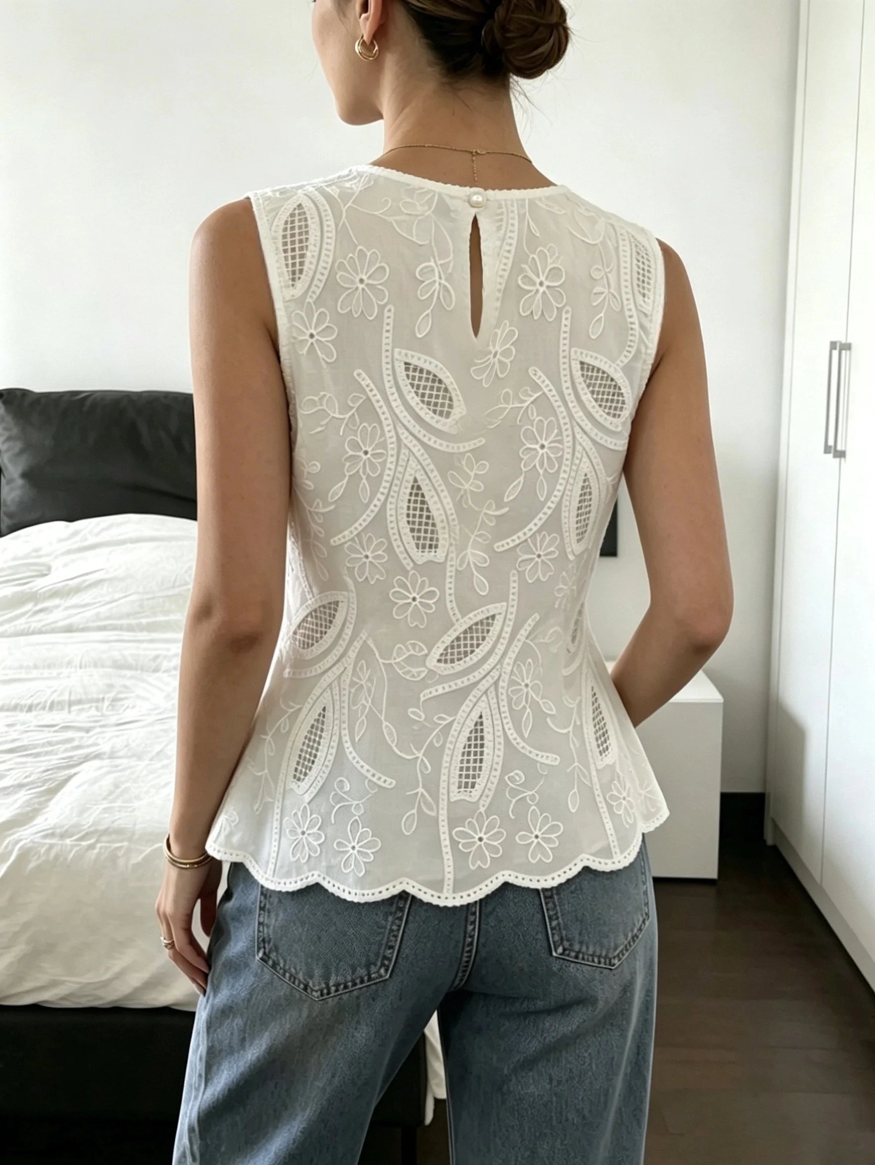 Blusa feminina branca vista de costas