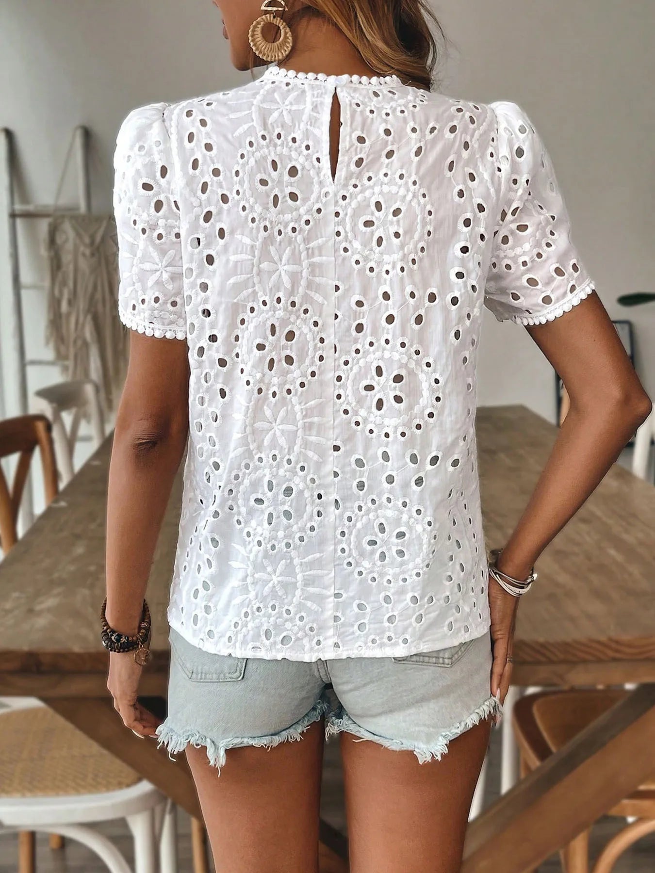 Blusa feminina de algodão vista de costas