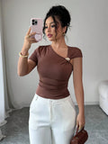 Blusa feminina marrom com decote assimétrico e detalhe metálico
