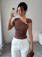 Blusa feminina marrom com decote assimétrico e detalhe metálico