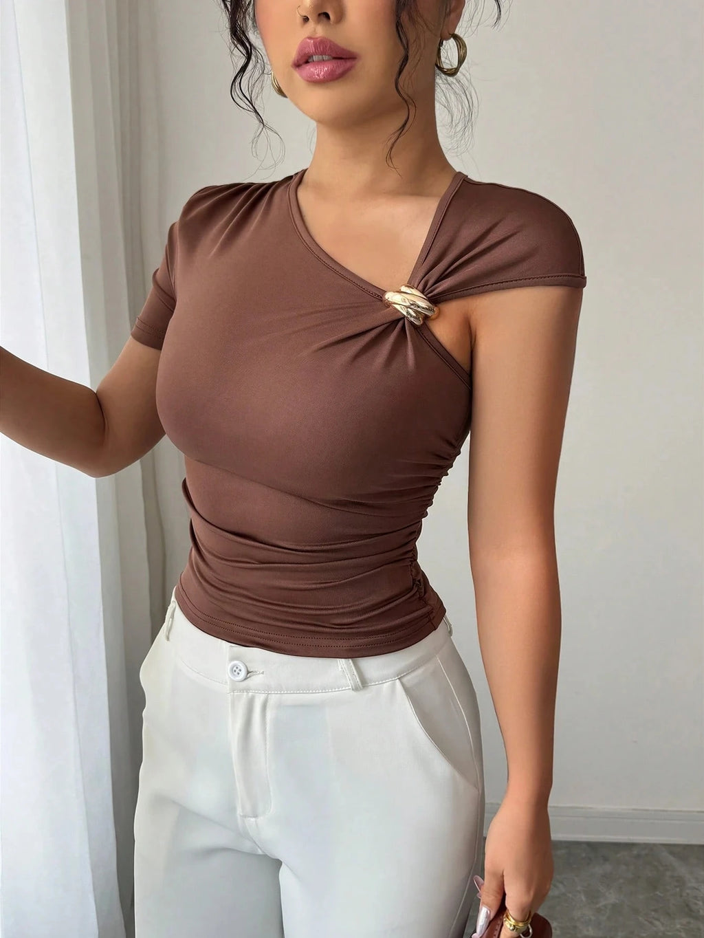 Blusa marrom feminina manga curta detalhe dourado