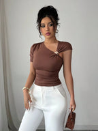Blusa feminina marrom detalhe metálico no decote