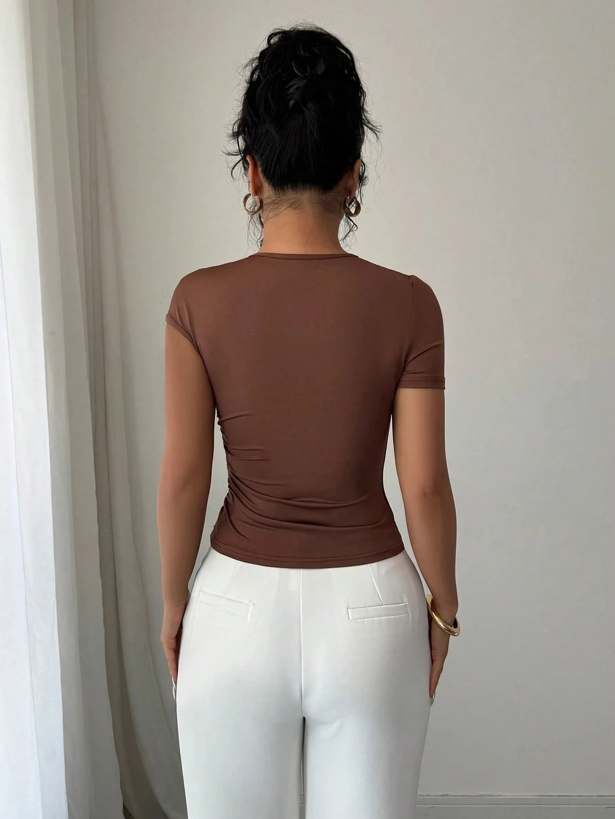Blusa marrom feminina vista traseira