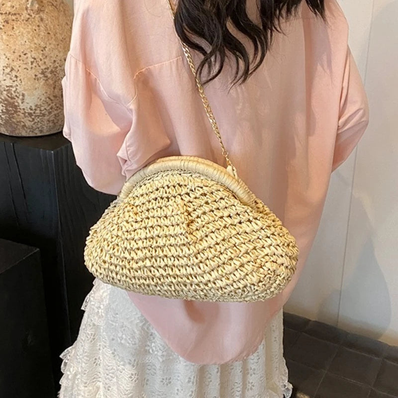 Bolsa Crossbody de Palha com Alça Dourada