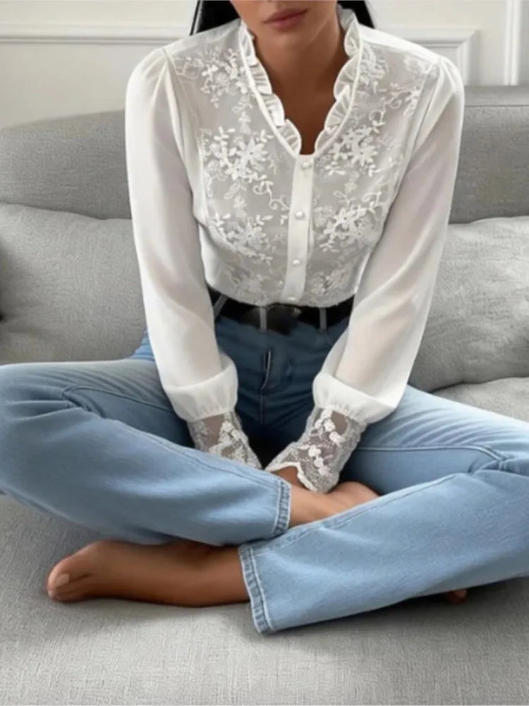 Camisa Branca Detalhes Bordados com Botões