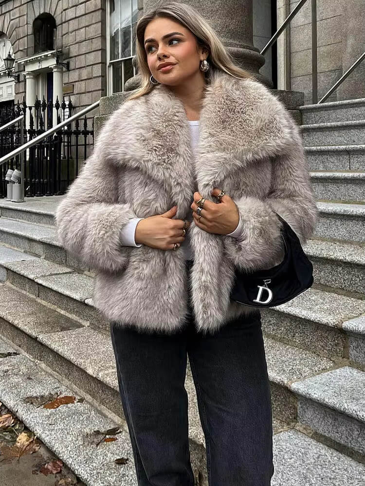 Casaco Feminino de Inverno em Couro Sintético com Gola Alta