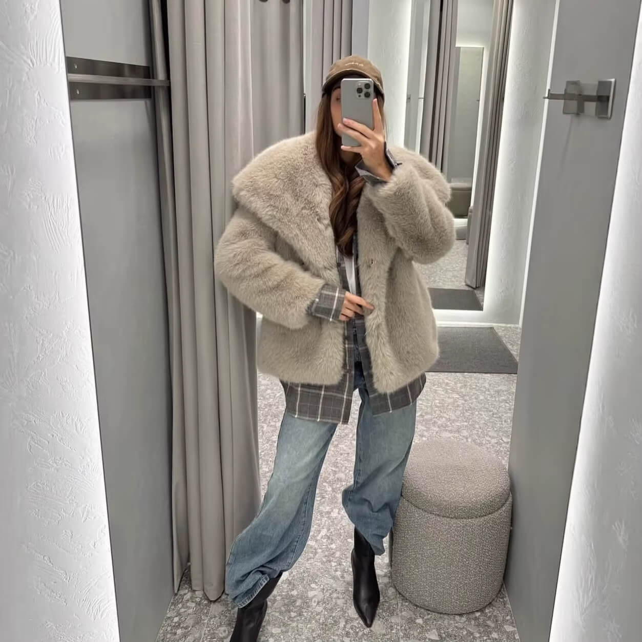 Casaco Feminino de Inverno em Couro Sintético com Gola Alta