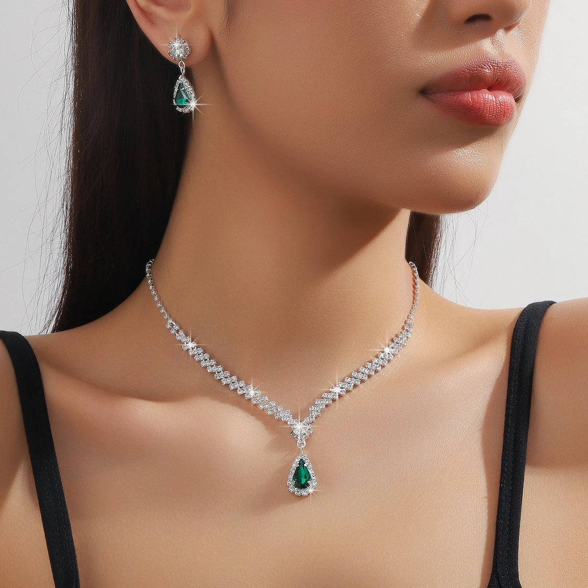 Conjunto Elegante de Colar e Brincos Gota D'Água