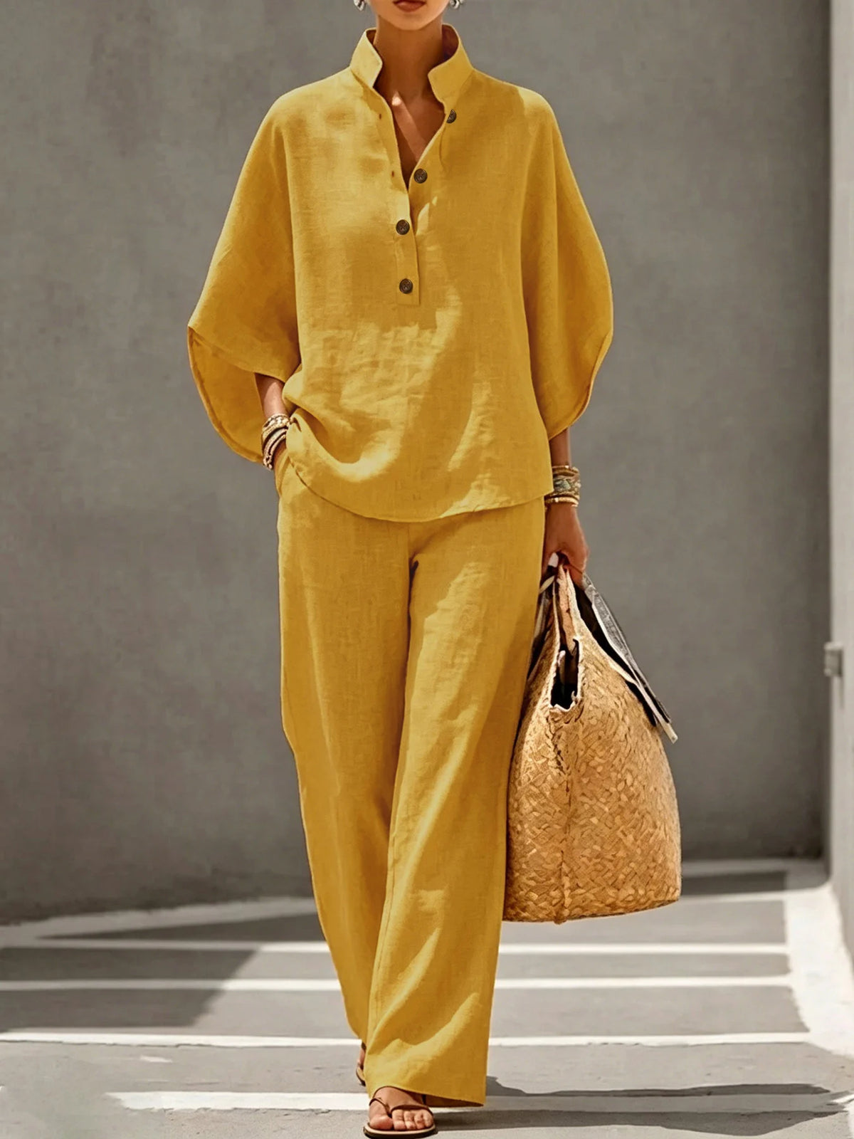 Conjunto Feminino Elegante com Blusa de Gola Alta e Calça Pantalona