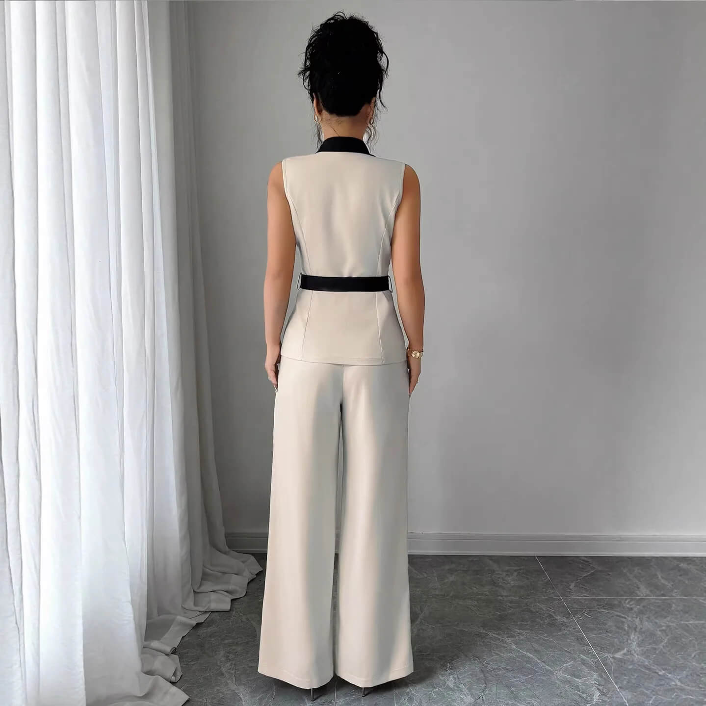 Conjunto Feminino de Colete e Calça com Cinto