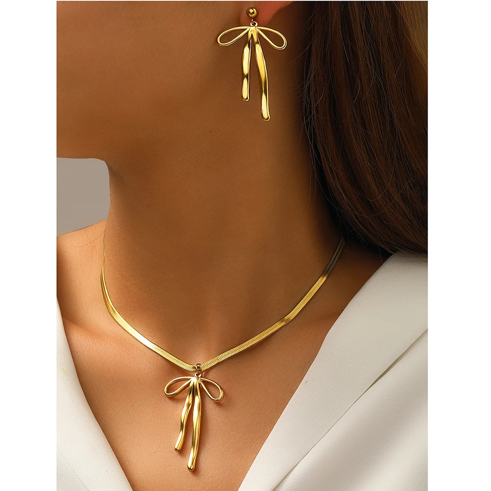Conjunto Luxuoso de Brincos e Colar em Laço