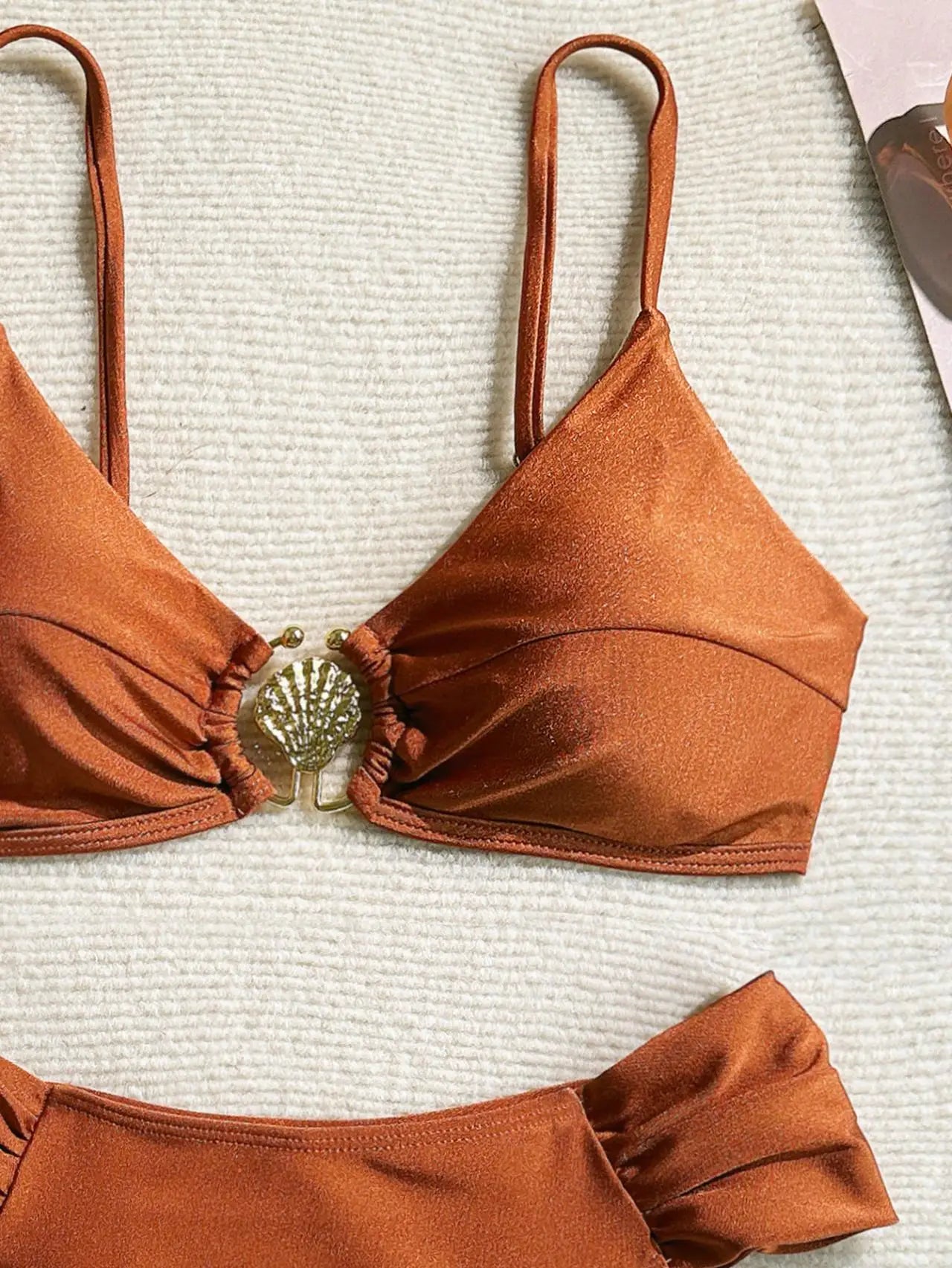Conjunto de Biquíni Cintura Alta com Fivela Dourada