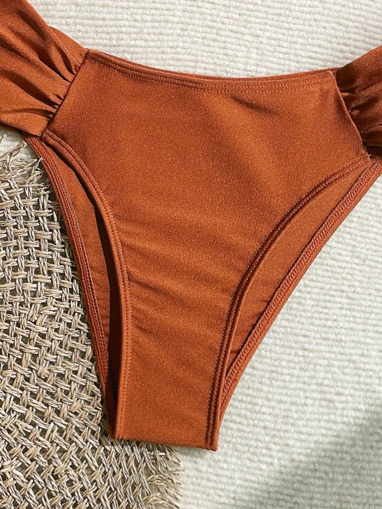 Conjunto de Biquíni Cintura Alta com Fivela Dourada