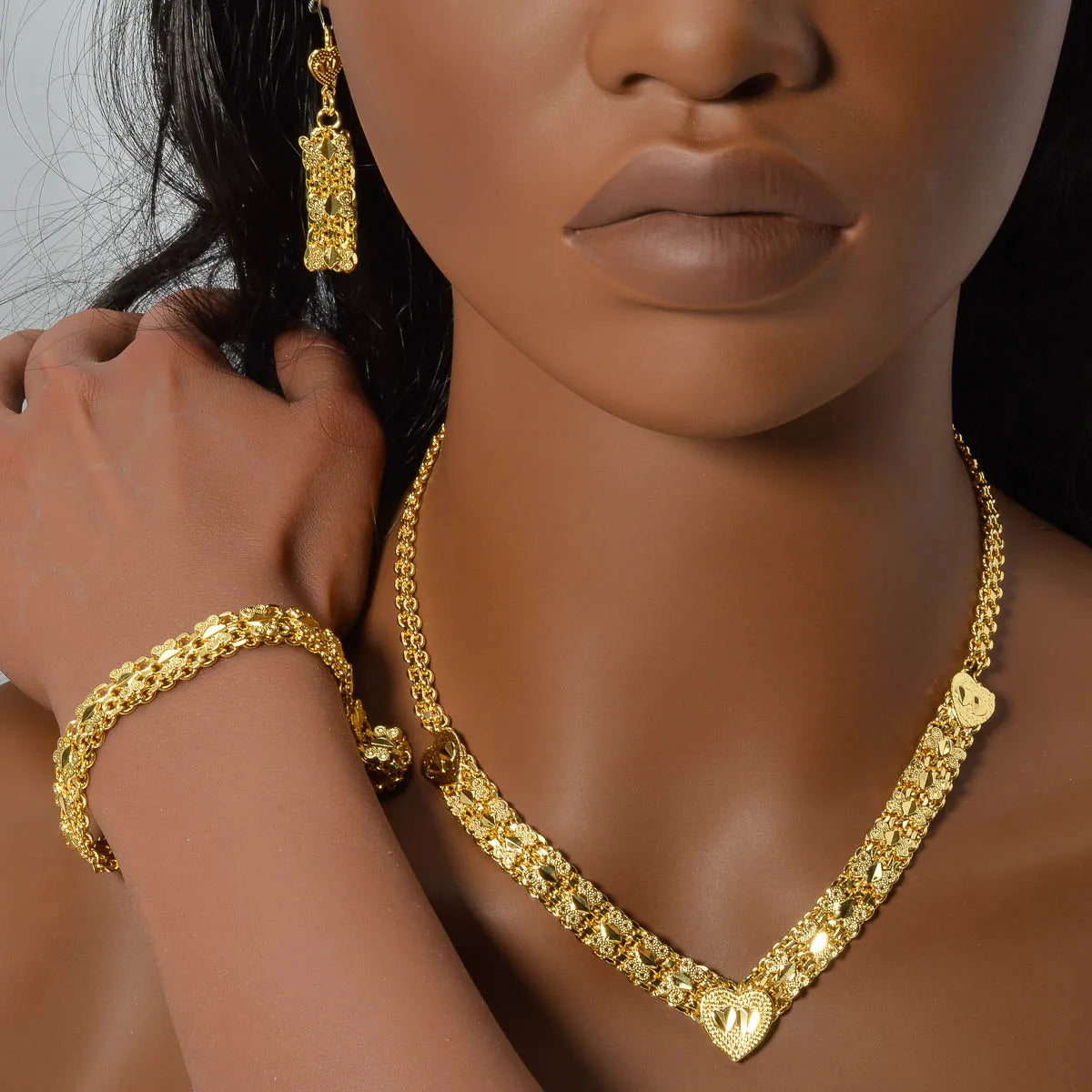 Conjunto de Joias Dourado Detalhe de Coração 1