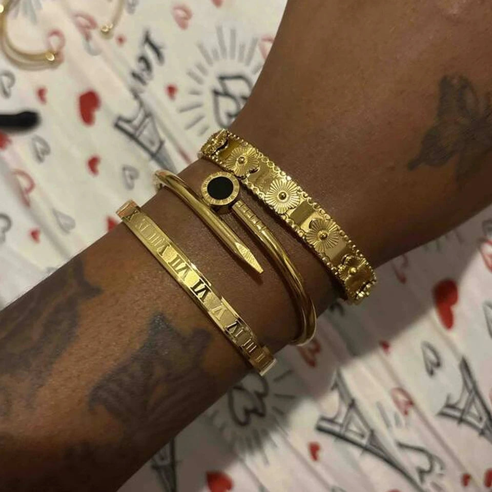 Conjunto de Pulseiras com Design 3D Floral