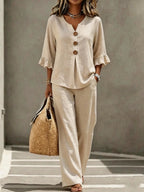 Conjunto feminino bege com blusa e calça pantalona