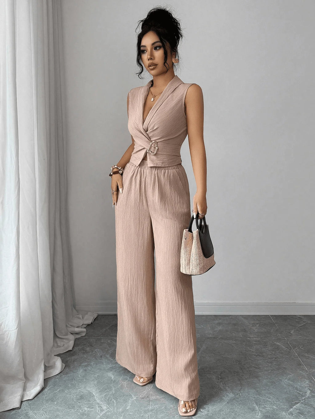 Conjunto feminino com blusa cropped e calça pantalona