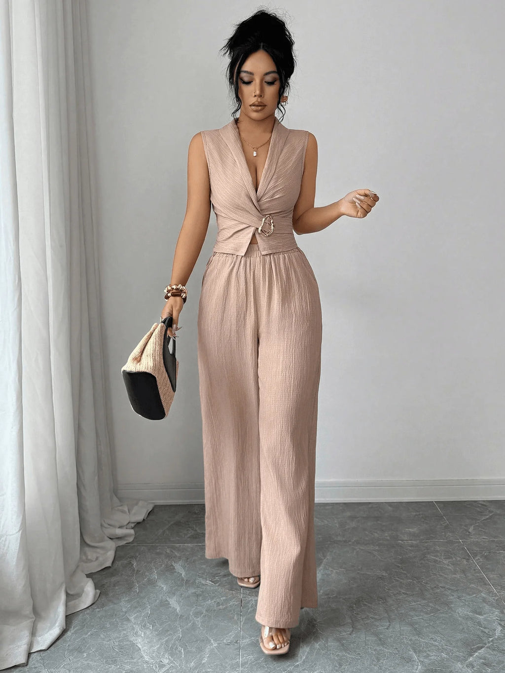 Conjunto feminino com blusa e calça de modelagem ampla