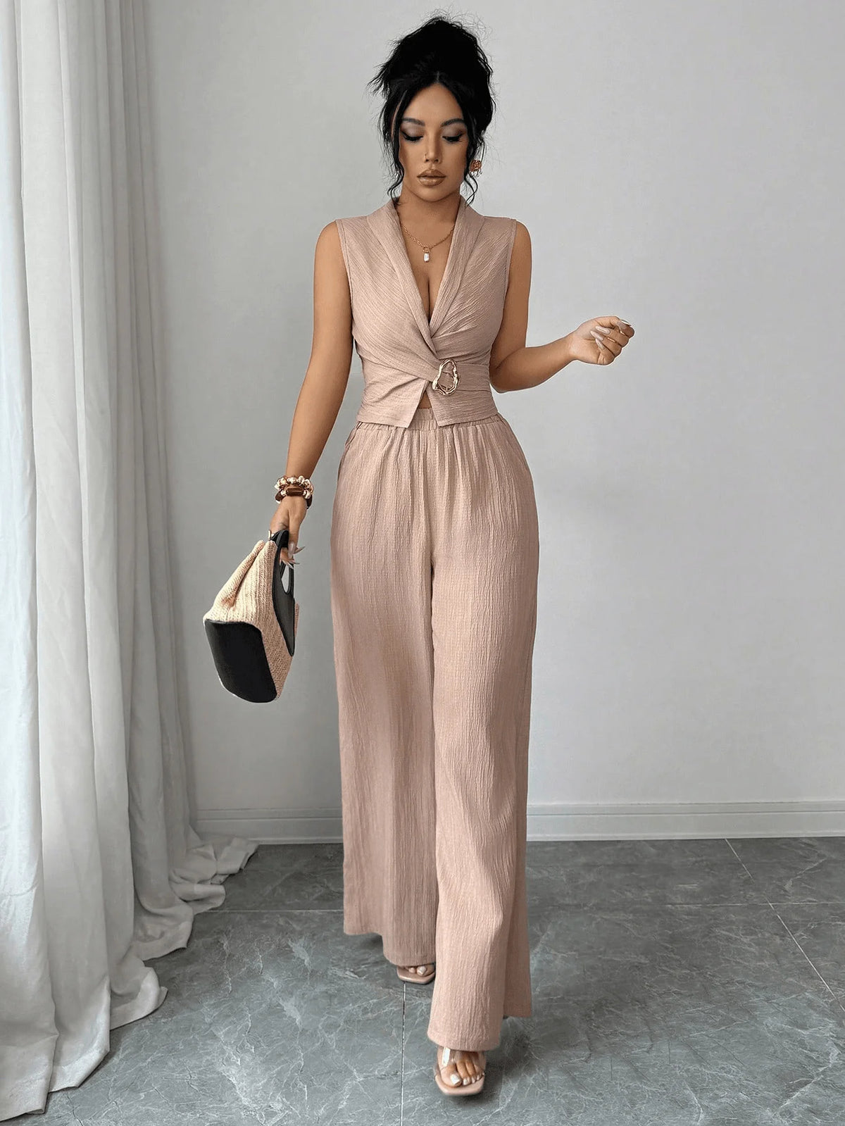 Conjunto feminino com blusa e calça de modelagem ampla