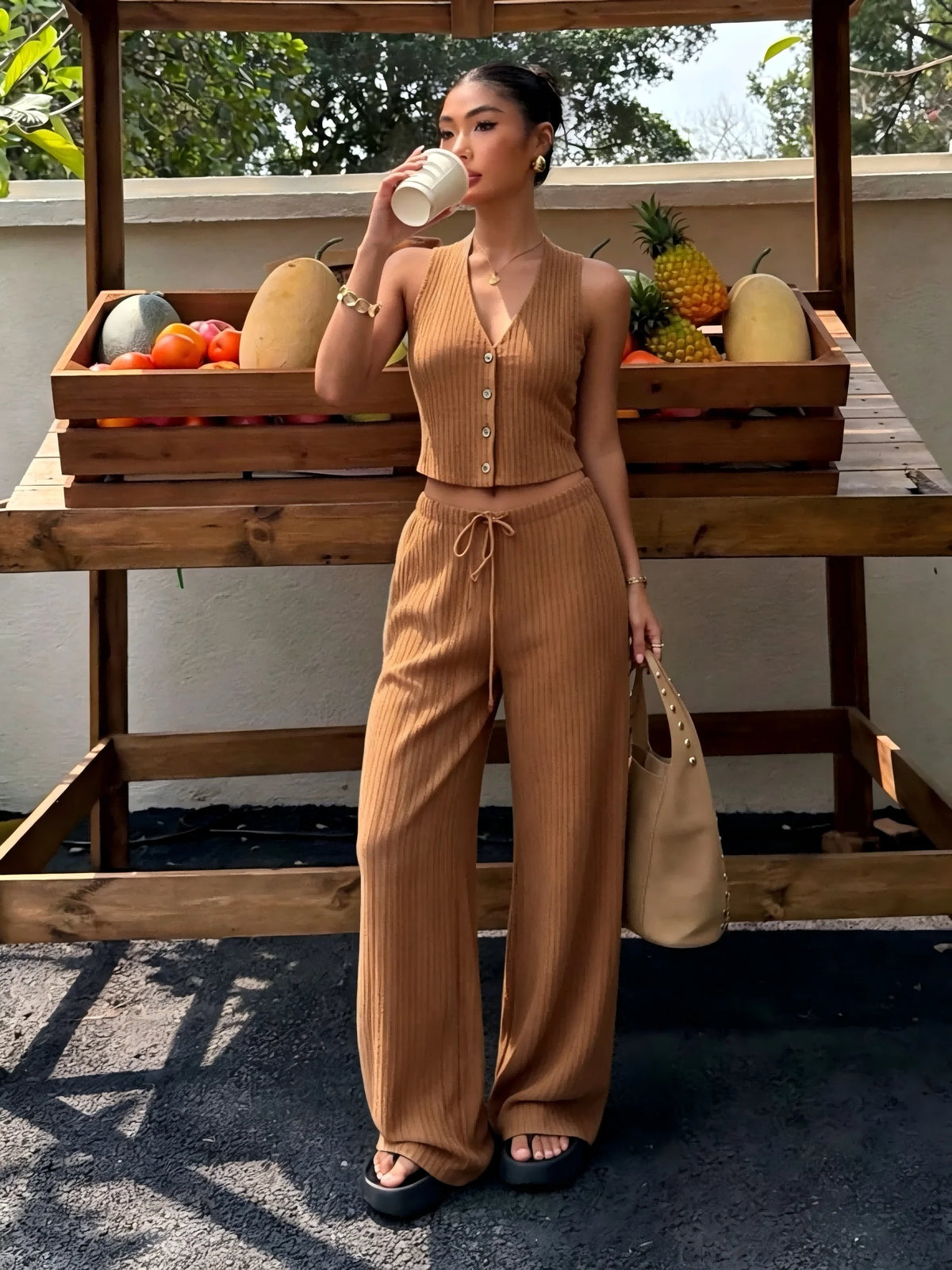 Conjunto feminino de tricot canelado com blusa cropped e calça pantalona