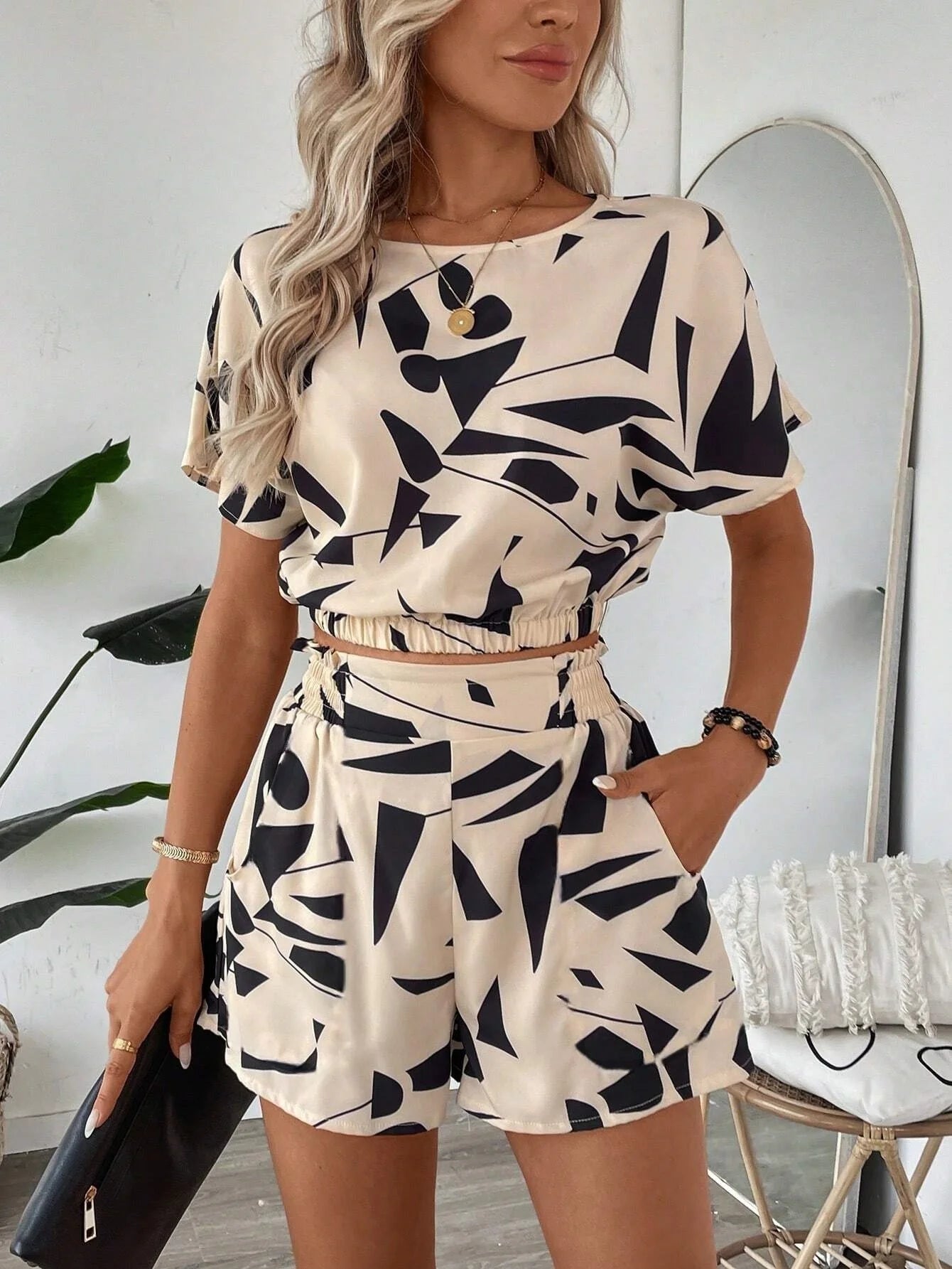 Conjunto feminino estampado de folhas com blusa e short