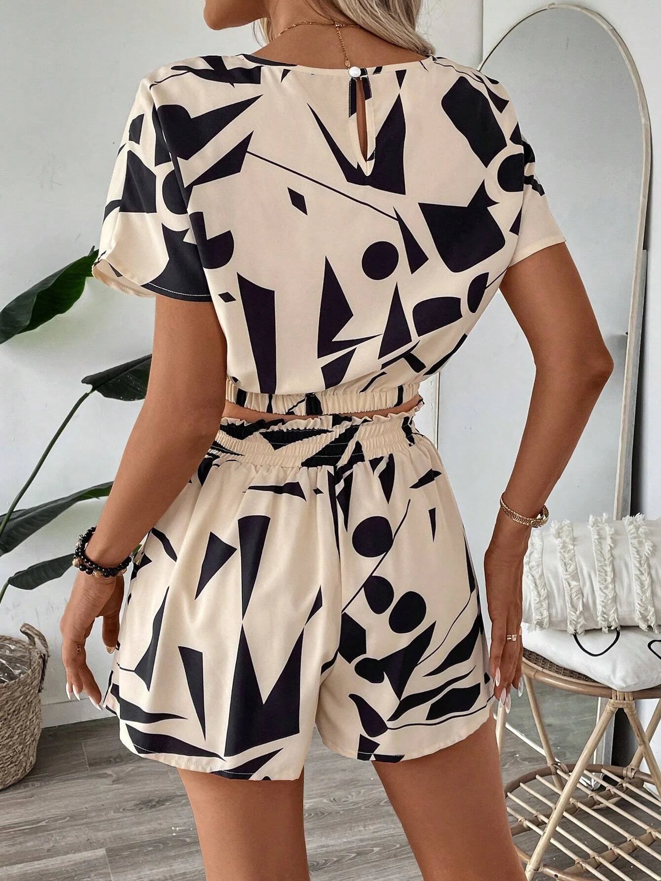 Conjunto feminino estampado de folhas modelo usando look completo