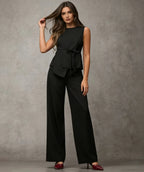 Conjunto feminino preto com blusa sem mangas e calça pantalona