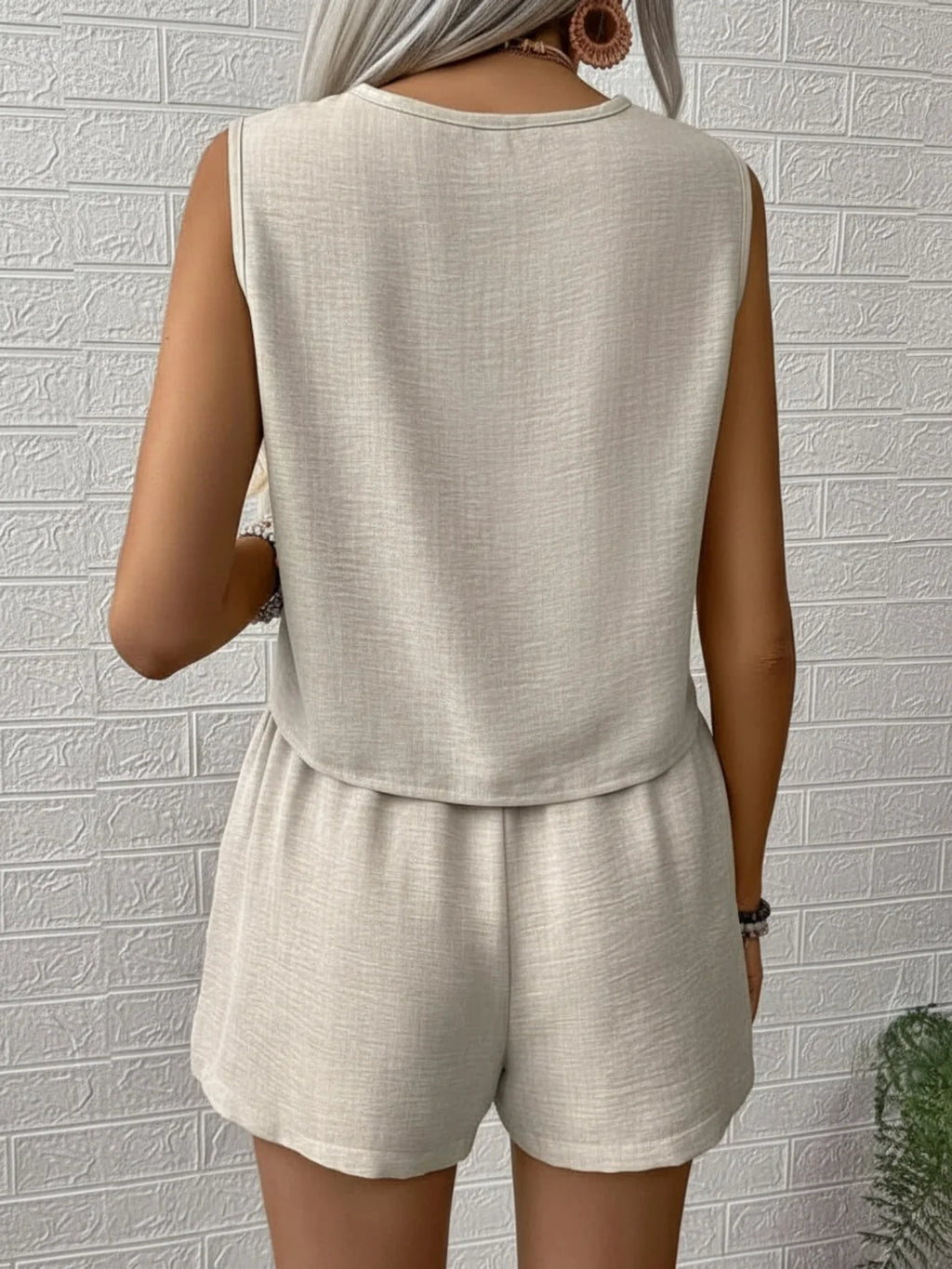 Conjunto floral feminino visto de costas