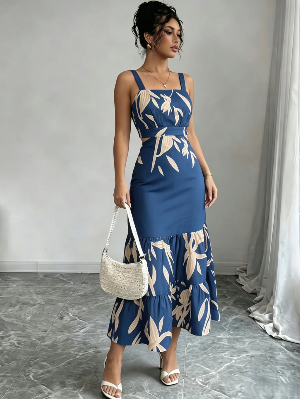 Detalhe da estampa de folhagem do vestido midi azul