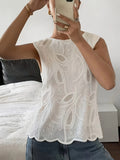 Detalhe do bordado floral da blusa feminina