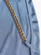 Detalhe do ombro só do vestido feminino azul claro