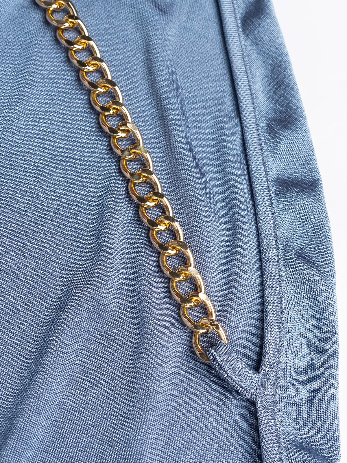Detalhe do ombro só do vestido feminino azul claro