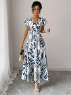 Detalhe do vestido longo estampado azul