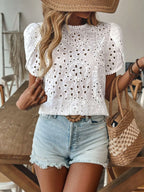 Detalhe floral da blusa feminina de algodão