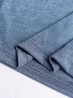 Detalhe franzido do vestido midi azul claro