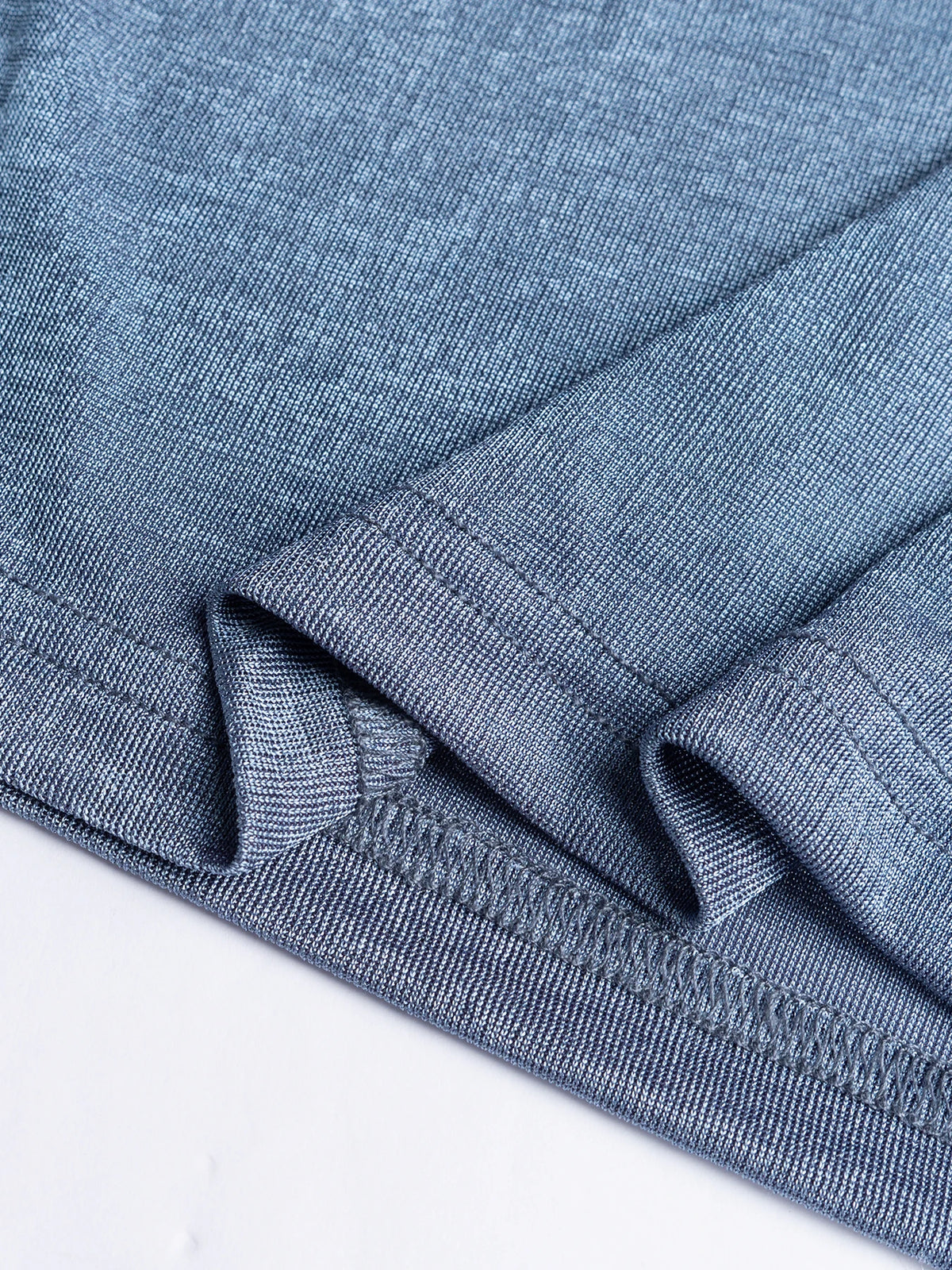Detalhe franzido do vestido midi azul claro