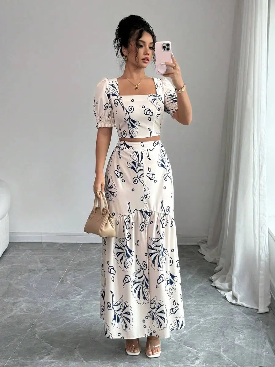 Look feminino com conjunto floral de duas peças